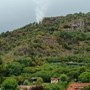 Mombracco, nuovo fronte di fumo alle Falesie di Leonardo: Aib e Vigili del Fuoco sul posto