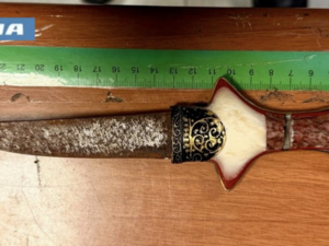 Minacciava i passanti con un pugnale in mano: arrestato un uomo di 31 anni a Borgo Vittoria