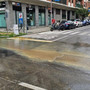 Fiume d'acqua in corso Dante per un tubo rotto, strada chiusa e viabilità deviata [FOTO E VIDEO]