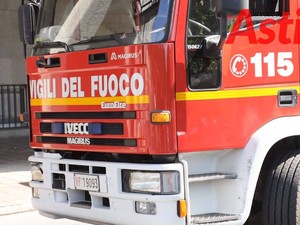 Camper in fiamme in via Pasolini, distrutto il veicolo e danneggiata una palazzina