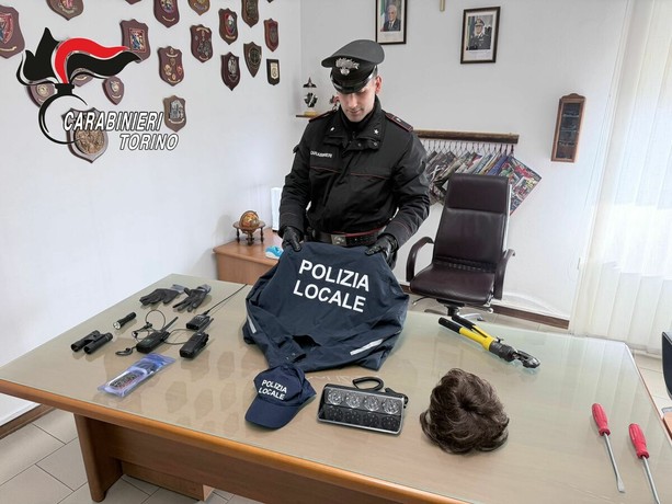 Volpiano: tentano il colpo in un'abitazione, ma poi si danno alla fuga su un'auto di grossa cilindrata. Un arresto Volpiano: tentano il colpo in un'abitazione, ma poi si danno alla fuga su un'auto di grossa cilindrata. Un arresto