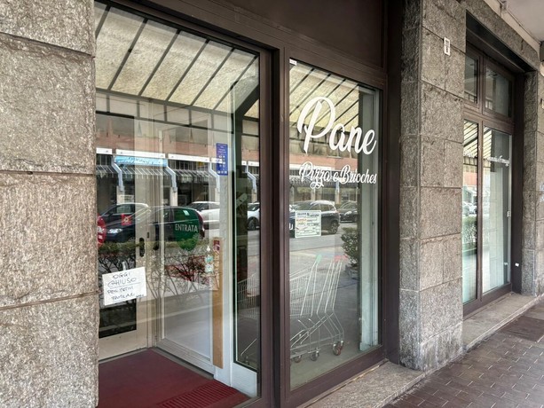 In via Genova ecco spuntare un’altra serranda abbassata