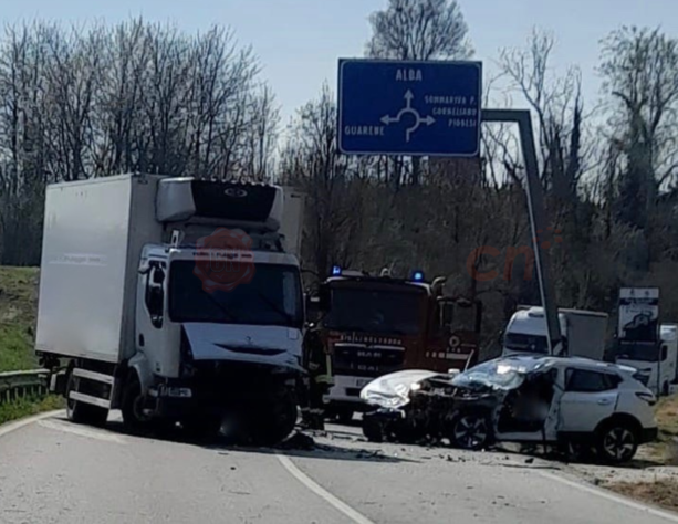 Tragico scontro tra un camion e una vettura a Vezza d'Alba: c'è un morto Tragico scontro tra un camion e una vettura a Vezza d'Alba: c'è un morto