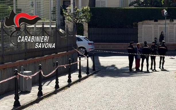 Allarme bomba ad Alassio: trolley sospetto vicino all’Istituto Don Bosco, artificieri lo fanno brillare