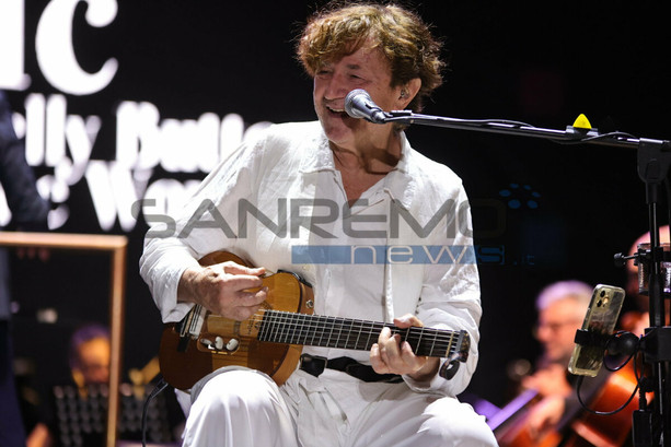 Sanremo balla con Bregović e scopre una 'nuova' Sinfonica: la scommessa della piazza è già vinta (Foto) Sanremo balla con Bregović e scopre una 'nuova' Sinfonica: la scommessa della piazza è già vinta (Foto)