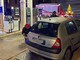 Varese, paura in viale Valganna. Auto finisce fuori strada e si schianta contro il distributore di benzina