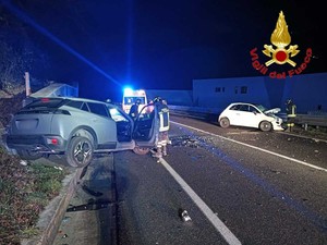Violento scontro tra due auto sulla statale: ferite tre persone a Varese