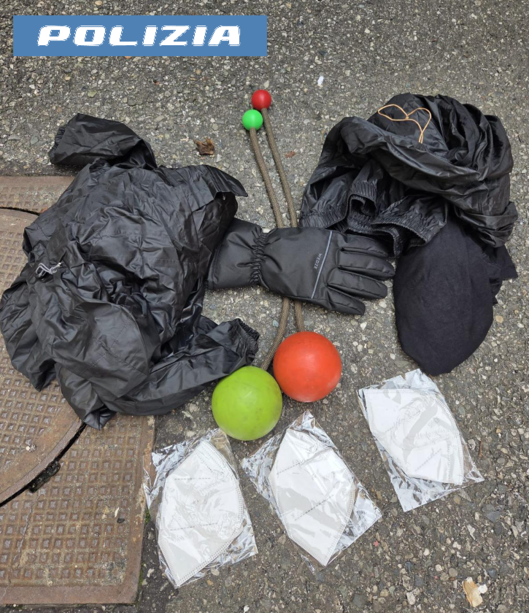 Askatasuna, prima del corteo la Polizia sequestra bombolette spray, chiavi inglesi, coltelli e bastoni: sono 24 i fogli di via