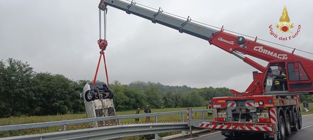 Auto fuori strada sulla provinciale per San Damiano, intervento dei Vigili del Fuoco