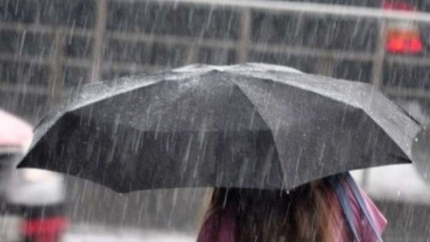 Meteo, un'altra giornata di nubifragi e temporali. Alle 12 scatta l'Allerta arancione Meteo, un'altra giornata di nubifragi e temporali. Alle 12 scatta l'Allerta arancione