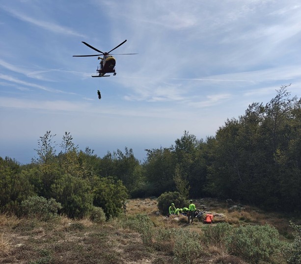 Biker tedesco cade a Toirano, grave trauma toracico, interviene l’elisoccorso Biker tedesco cade a Toirano, grave trauma toracico, interviene l’elisoccorso