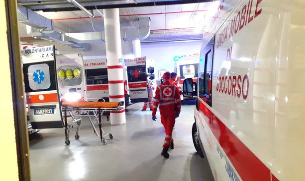 Operai cadono da un cestello ad Alba: uno è grave