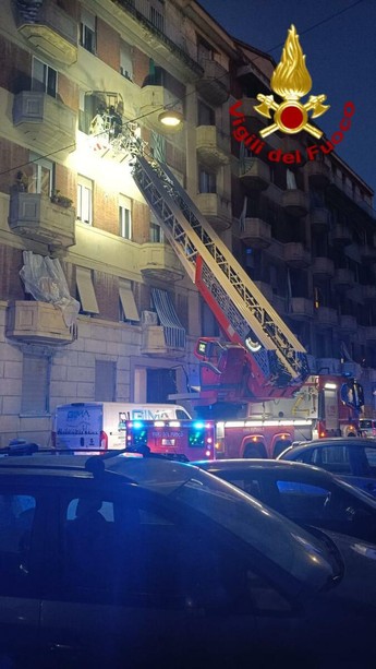 Brucia un palazzo di 5 piani in via Leini: edificio evacuato e due persone ferite per le ustioni Brucia un palazzo di 5 piani in via Leini: edificio evacuato e due persone ferite per le ustioni
