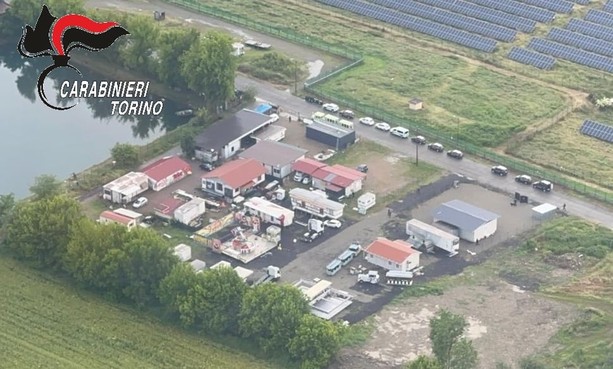 Blitz al campo nomadi di Settimo Torinese: i carabinieri scoprono numerose costruzioni abusive e sequestrano alcuni esplosivi