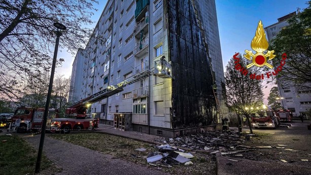 Brucia un palazzo di dieci piani in via Artom: paura prima dell'alba, ma nessuna persona coinvolta