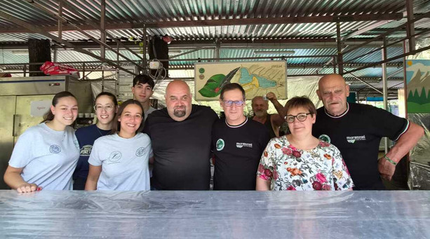 ALLA FESTA DI CAPOLAGO. «Qui in mezzo alla campagna, tra un bicchier di vino e un panino la vita sembra più lieve» ALLA FESTA DI CAPOLAGO. «Qui in mezzo alla campagna, tra un bicchier di vino e un panino la vita sembra più lieve»