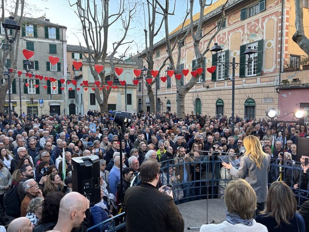 Elezioni comunali, Sestri Ponente risponde alla chiamata del centrosinistra: oltre seicento persone in piazza per la ‘prima’ di Silvia Salis