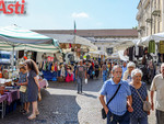 Mercato, da oggi 240 banchi tra piazza del Palio, piazza Libertà e largo Saracco. Questa mattina l'inaugurazione [FOTOGALLERY]