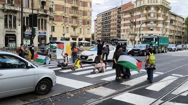 Sciopero per Gaza, bloccato per qualche minuto il sottopasso di corso Regina