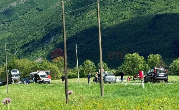 Incidente a Demonte sulla Statale 21: auto finisce fuori strada e si ribalta