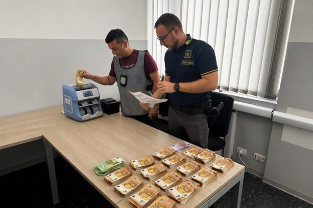 Nascondevano in auto denaro contante in un borsello e in una busta della spesa: sequestrati 240 mila euro al confine con il Canton Ticino Nascondevano in auto denaro contante in un borsello e in una busta della spesa: sequestrati 240 mila euro al confine con il Canton Ticino