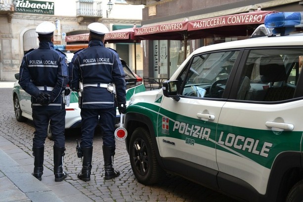 Auto pirata investe pedone a Bra: indagini della Polizia Locale per risalire al conducente Auto pirata investe pedone a Bra: indagini della Polizia Locale per risalire al conducente