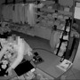 Ruba in un negozio di bimbi, ma alopecia e tatuaggio tradiscono il ladro