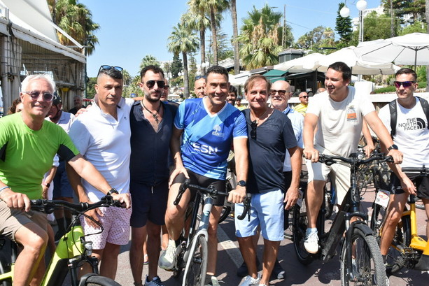 Vannacci tra pedalata, sport e politica a Sanremo: "Lo sport è una scuola di vita, i nostri valori non sono negoziabili" (Foto e Video) Vannacci tra pedalata, sport e politica a Sanremo: "Lo sport è una scuola di vita, i nostri valori non sono negoziabili" (Foto e Video)