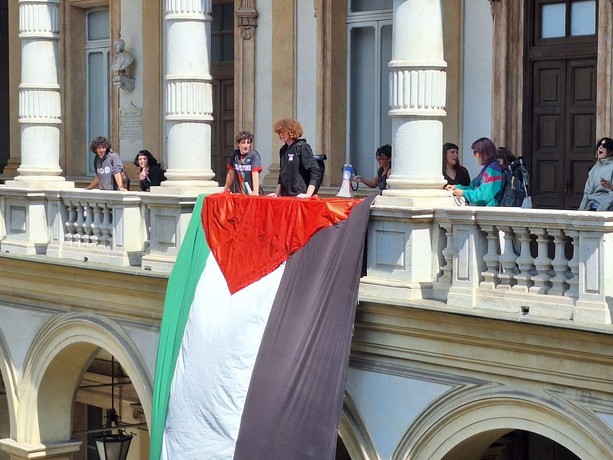 Fumogeni e proteste di studenti e pro Pal contro l'università: &quot;Geuna, il Rettore della vergogna&quot;