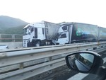 Scontro tra tir sulla A12, autista in prognosi riservata
