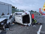 FOTO. Pauroso incidente sull'autostrada A9: incastrati nelle lamiere una donna incinta e il figlio di un anno