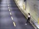 Sui pattini in A10, la giustificazione alla stradale: "Stavo seguendo le indicazioni del navigatore" (VIDEO) Sui pattini in A10, la giustificazione alla stradale: "Stavo seguendo le indicazioni del navigatore" (VIDEO)