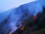 Incendi senza tregua nel Cuneese: il rogo sul monte Piastra entra nel sesto giorno Incendi senza tregua nel Cuneese: il rogo sul monte Piastra entra nel sesto giorno