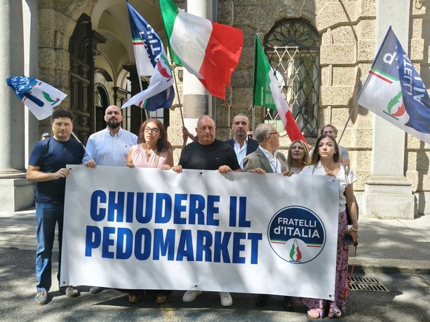 Violenta 13enne nel minimarket, scarcerato dopo 2 notti. FdI all'attacco: "Chiudete pedomarket" Violenta 13enne nel minimarket, scarcerato dopo 2 notti. FdI all'attacco: "Chiudete pedomarket"