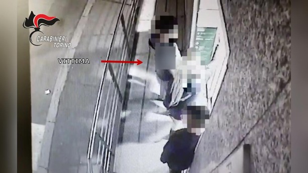 Adescano un 23enne su un sito di incontri, lo attirano in casa e poi lo rapinano: una coppia finisce in manette