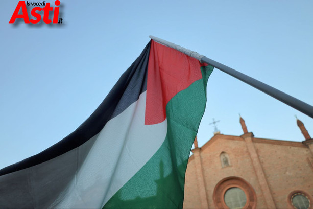 Asti scende in piazza San Secondo per Gaza:  &quot;Una scuola ha fatto girare mail che lo sciopero sarebbe  illegittimo, ottenendo solo maggiore  adesione&quot; [FOTO E VIDEO]