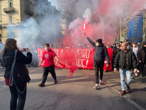 Studenti in corteo: uova contro polizia, offese a questore e governo Studenti in corteo: uova contro polizia, offese a questore e governo