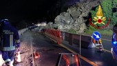 Frana sull’Aurelia tra Vesima e Arenzano, notte di lavoro per i vigili del fuoco e Anas: strada ancora chiusa