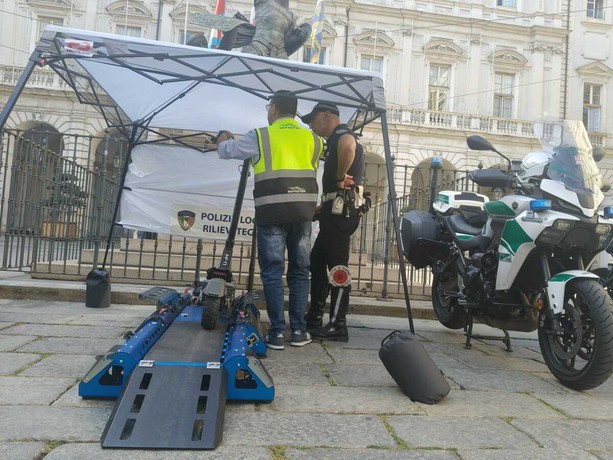 E-bike e monopattini a tutta velocità: a Torino controlli sui motori "truccati" [VIDEO]