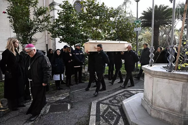 Rose bianche e commozione per l'ultimo saluto a Emanuele Galeppini, il sedicenne morto a Crans-Montana Rose bianche e commozione per l'ultimo saluto a Emanuele Galeppini, il sedicenne morto a Crans-Montana