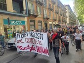 Vanchiglia risponde all'odio, in centinaia in piazza dopo il rogo della targa partigiana