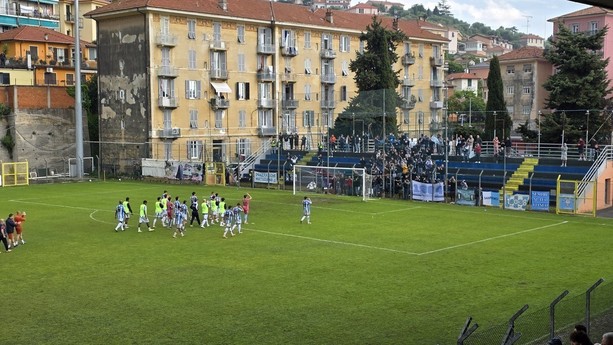 Calcio. Serie D, la Sanremese agguanta il derby: da 0-2 a 2-2, ripreso un Imperia in dieci