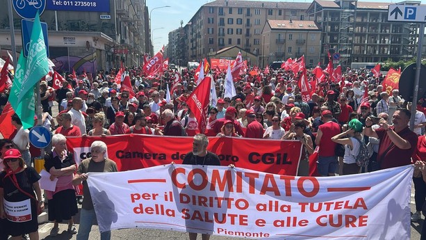 Sanità, 45 sigle e associazioni in corteo per difendere il servizio pubblico: "In questo modo non siamo tutti uguali" [FOTO]