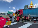 Incidente sulla A21: mezzo pesante si schianta contro l’ingresso dell’autogrill Crocetta sud