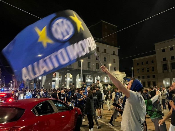 VIDEO e FOTO. “I campioni dell'Italia siamo (sempre) noi": in piazza Monte Grappa esplode la festa per il 21° scudetto nerazzurro