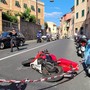 Finale, scontro sull'Aurelia tra una moto e un'auto: due feriti, traffico bloccato nel cuore della cittadina