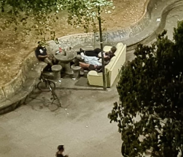 Notti da incubo nei giardini Venchi Unica: &quot;Si sono persino portati il divano per bivaccare&quot;