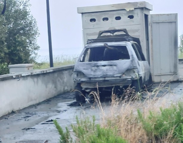 Muore nell'incendio della sua auto a Vado, la vittima è la 57enne Marisa Pesce
