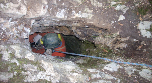 Garessio, allarme per uno speleologo incastrato a -120 metri nella grotta dei Cinghiali Volanti Garessio, allarme per uno speleologo incastrato a -120 metri nella grotta dei Cinghiali Volanti