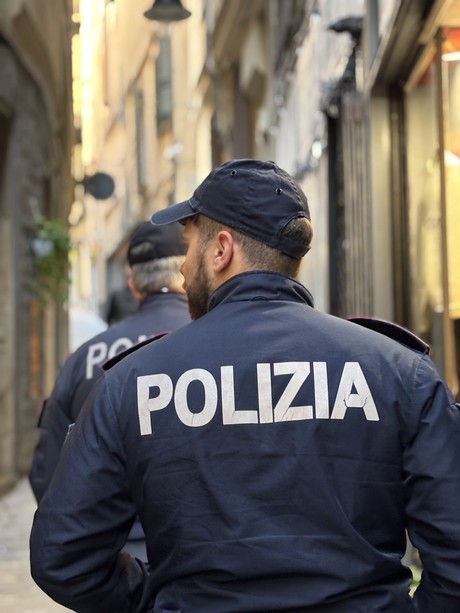Lite in casa finisce con una coltellata: ferito un 42enne. La convivente ascoltata in Questura Lite in casa finisce con una coltellata: ferito un 42enne. La convivente ascoltata in Questura